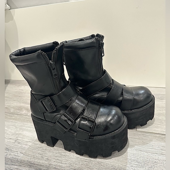 DOLLS KILL NOIR DETROIT PLATFORMS - Picture 1 of 5
